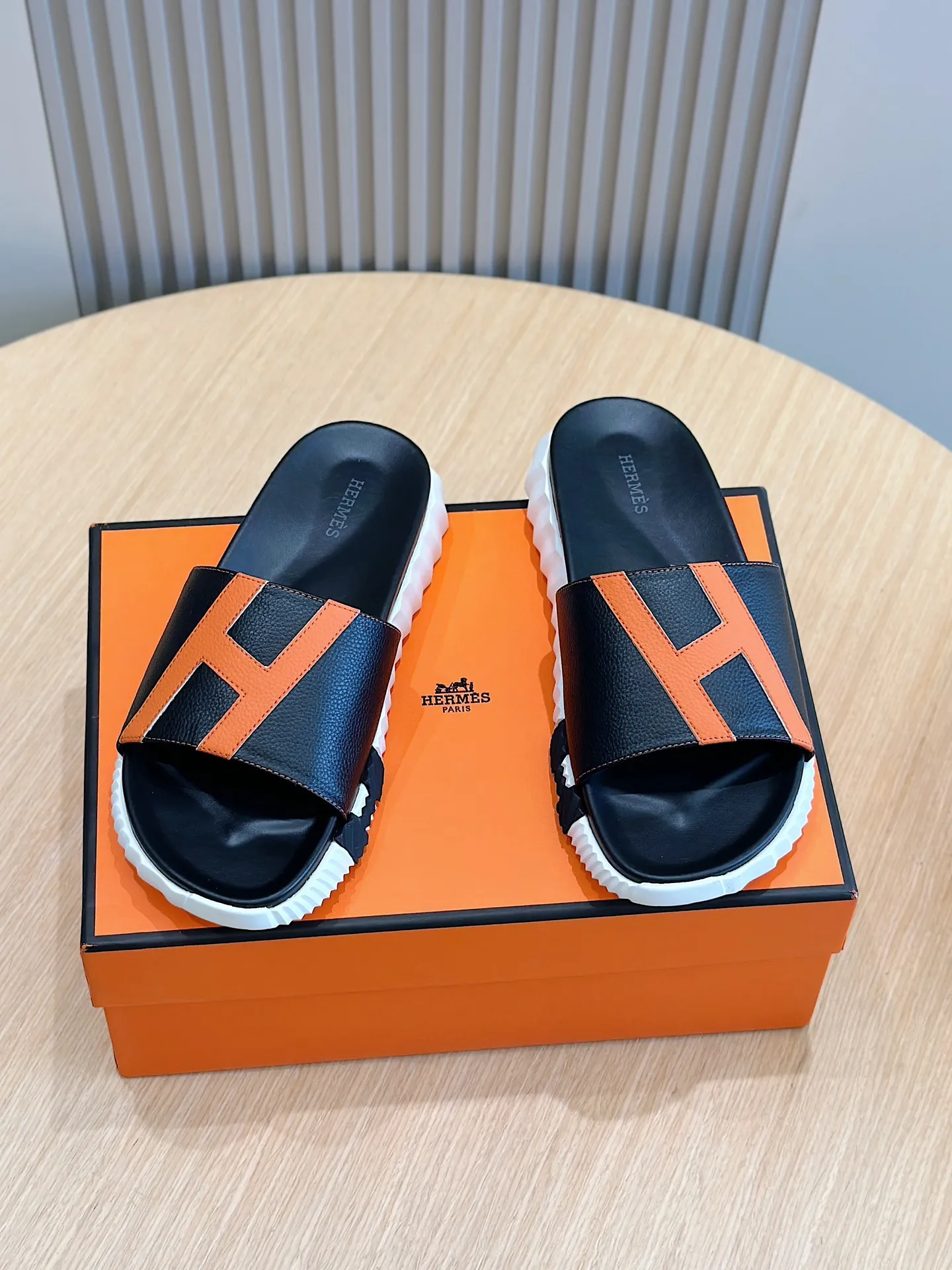 Factory price: 360💰Hermès [HERMÈS] Top Herme*H Home Hermès Men's Sandals and Slippers-Original Reproduction. Purchase the original version and make it one to one. The outsole is privately molded. The color of the outsole corresponding to each color is the same as the original version. Come to those who know the stuff 💪 The ultra-light soles are designed in contrasting colors, and they feel so comfortable on your feet! Calfskin, cowhide feet, private model outsole. Size: 39-44 (customized at 38.45)